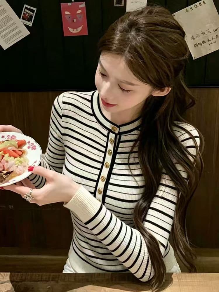 이른 가을 작은 샤넬 스타일 금속 버클 라운드 넥 배색 스트라이프 긴팔 니트 스웨터 여성 한 부서 몸매 가꾸기 슬림해 보이는 다용도 맨위 이미지 2