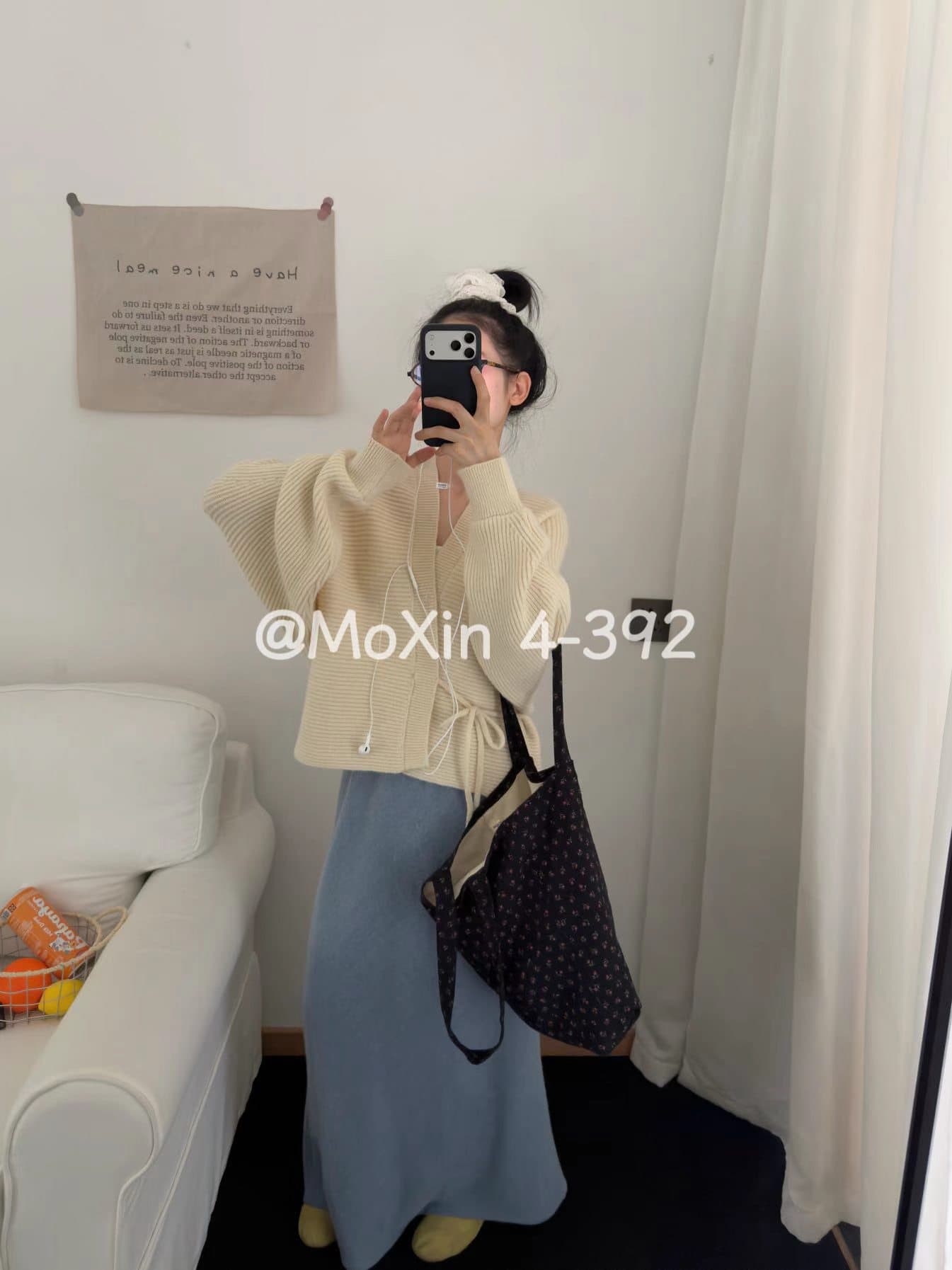 작은 샤넬 스타일 쇼트 스타일 캐주얼 스웨터 여자 가을 겨울 루즈핏 느긋한 바람 V넥 작은 대중 디자인 긴팔 맨위 니트 스웨터 이미지 2