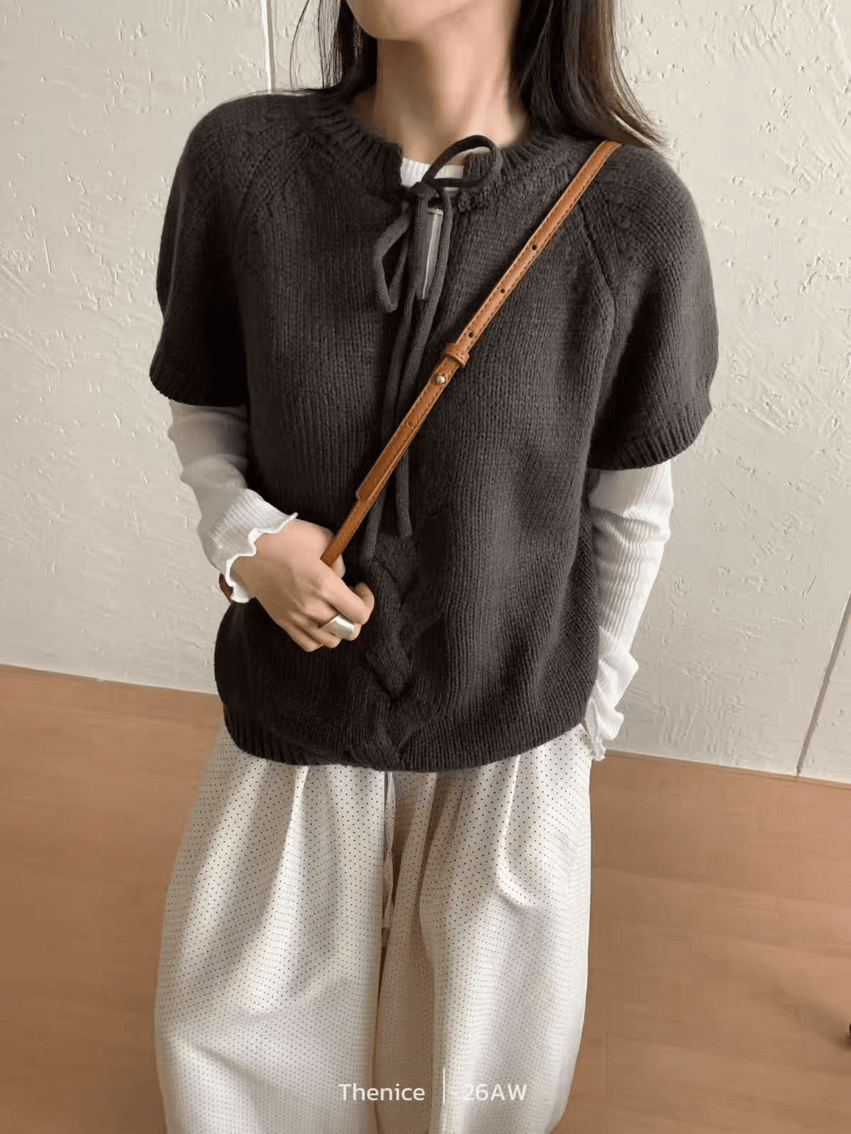 2026 년 이른 가을 새로운 한국 스타일 열세 개 출퇴근 바람 루즈핏 레이스업 디자인 센스 연령 감소 반팔 풀오버 상세 이미지 3