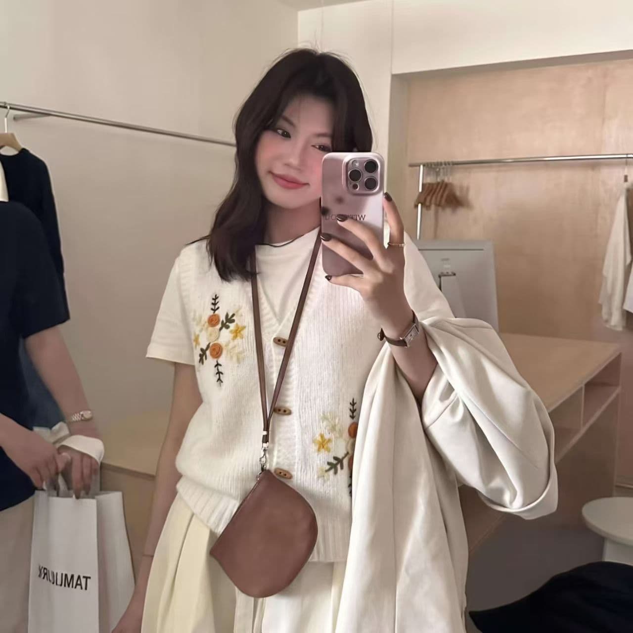 레트로 짜임 꽃 자수 니트 베스트 조끼 여성 스택 착용 달콤함 외부 가져 가라. 루즈핏 스웨터 어깨 상세 이미지 11