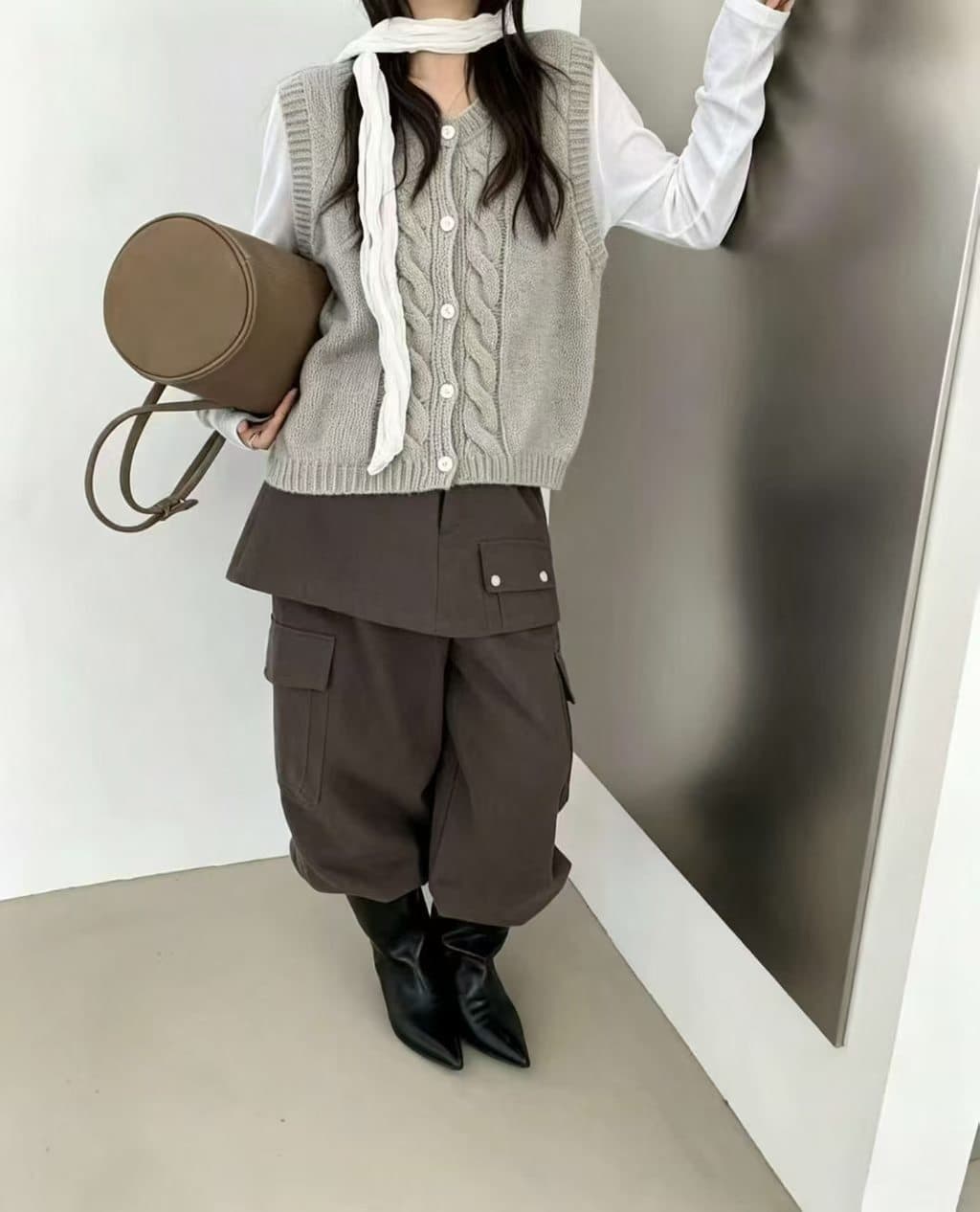 한 부서 레트로 루즈핏 두꺼운 로드 바늘 꽈배기 라운드 넥 삽입 어깨 반팔 니트 스웨터 2026 가을 쇼트 스타일 스택 착용 스웨터 여자 상세 이미지 3