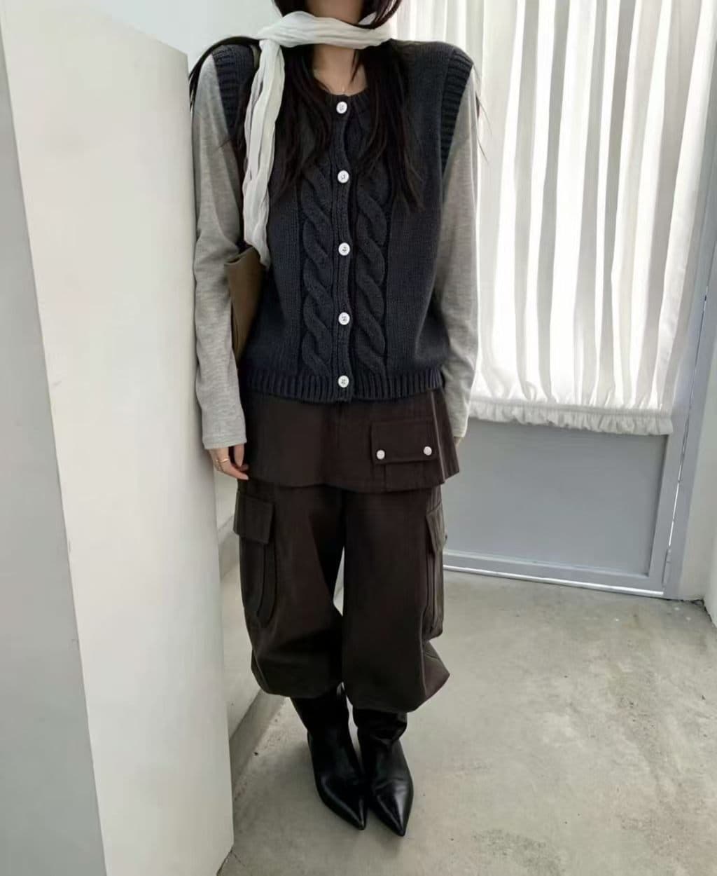 한 부서 레트로 루즈핏 두꺼운 로드 바늘 꽈배기 라운드 넥 삽입 어깨 반팔 니트 스웨터 2026 가을 쇼트 스타일 스택 착용 스웨터 여자 상세 이미지 9