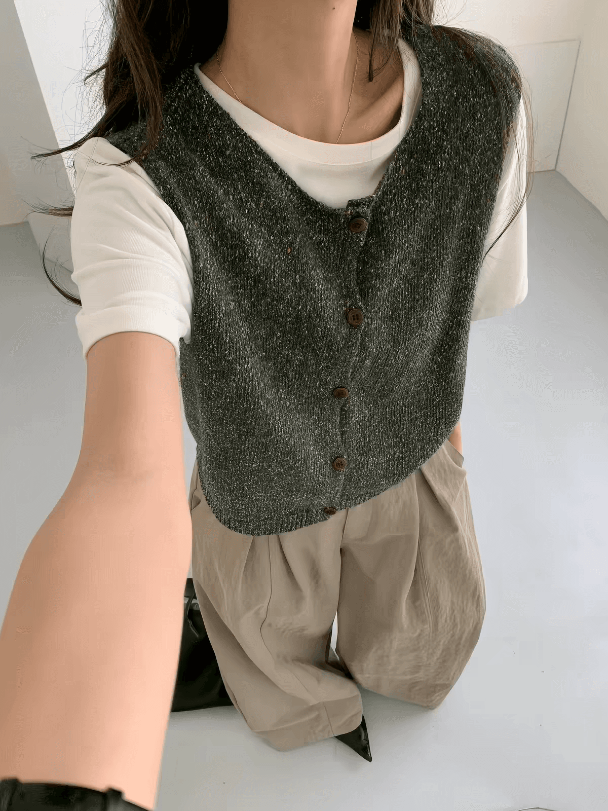 한 부서 미니멀리즘 다용도 섹션 순수한 색상 시스템 라운드 넥 나무 버클 주머니 조끼 매칭 셔츠 스택 착용 니트 조끼 여자