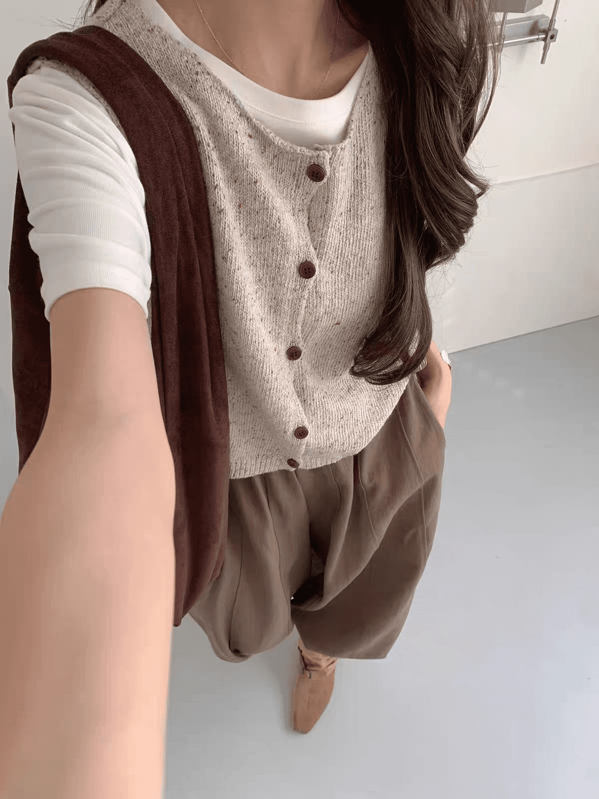 한 부서 미니멀리즘 다용도 섹션 순수한 색상 시스템 라운드 넥 나무 버클 주머니 조끼 매칭 셔츠 스택 착용 니트 조끼 여자 상세 이미지 6