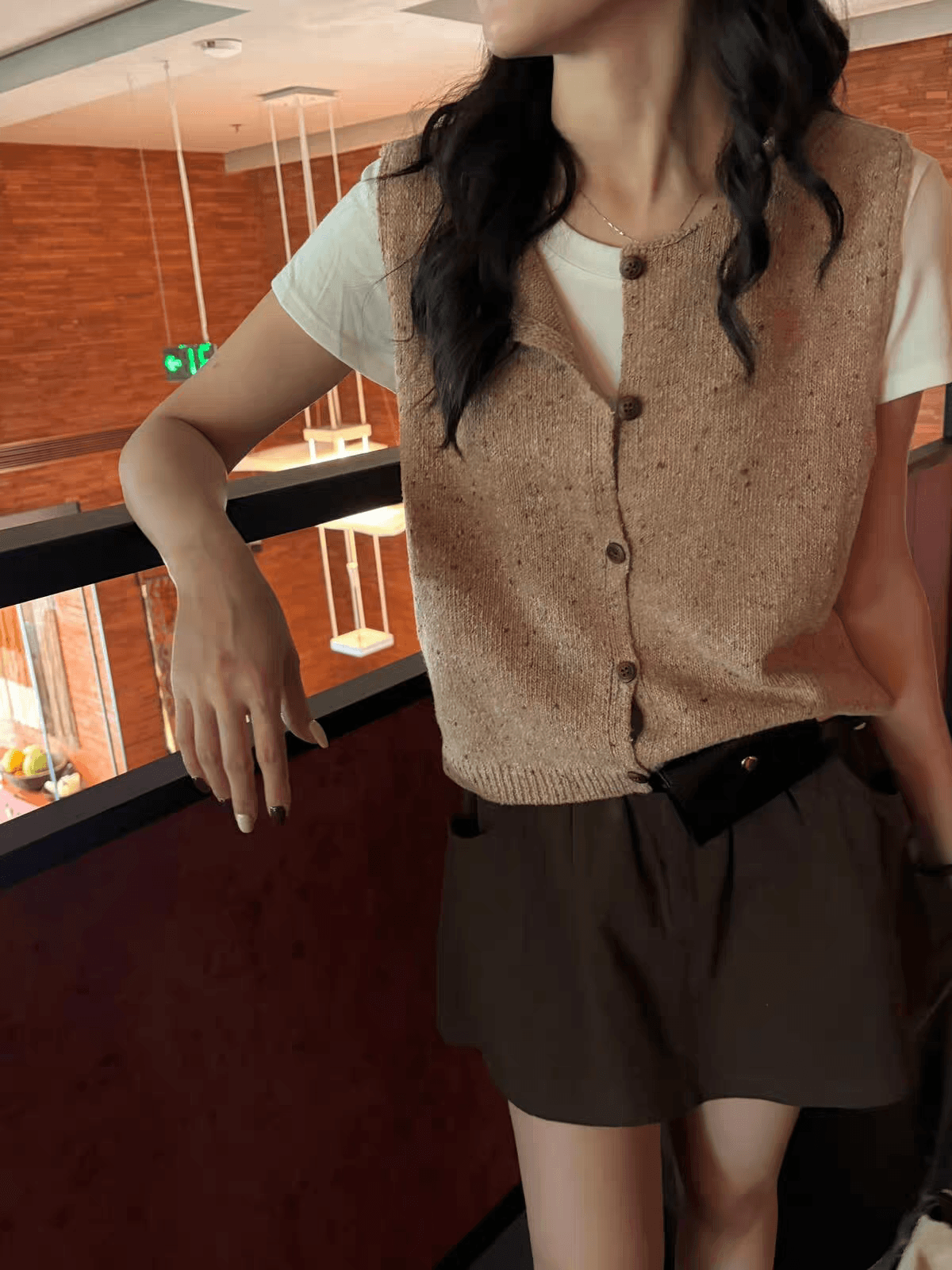 한 부서 미니멀리즘 다용도 섹션 순수한 색상 시스템 라운드 넥 나무 버클 주머니 조끼 매칭 셔츠 스택 착용 니트 조끼 여자 상세 이미지 9