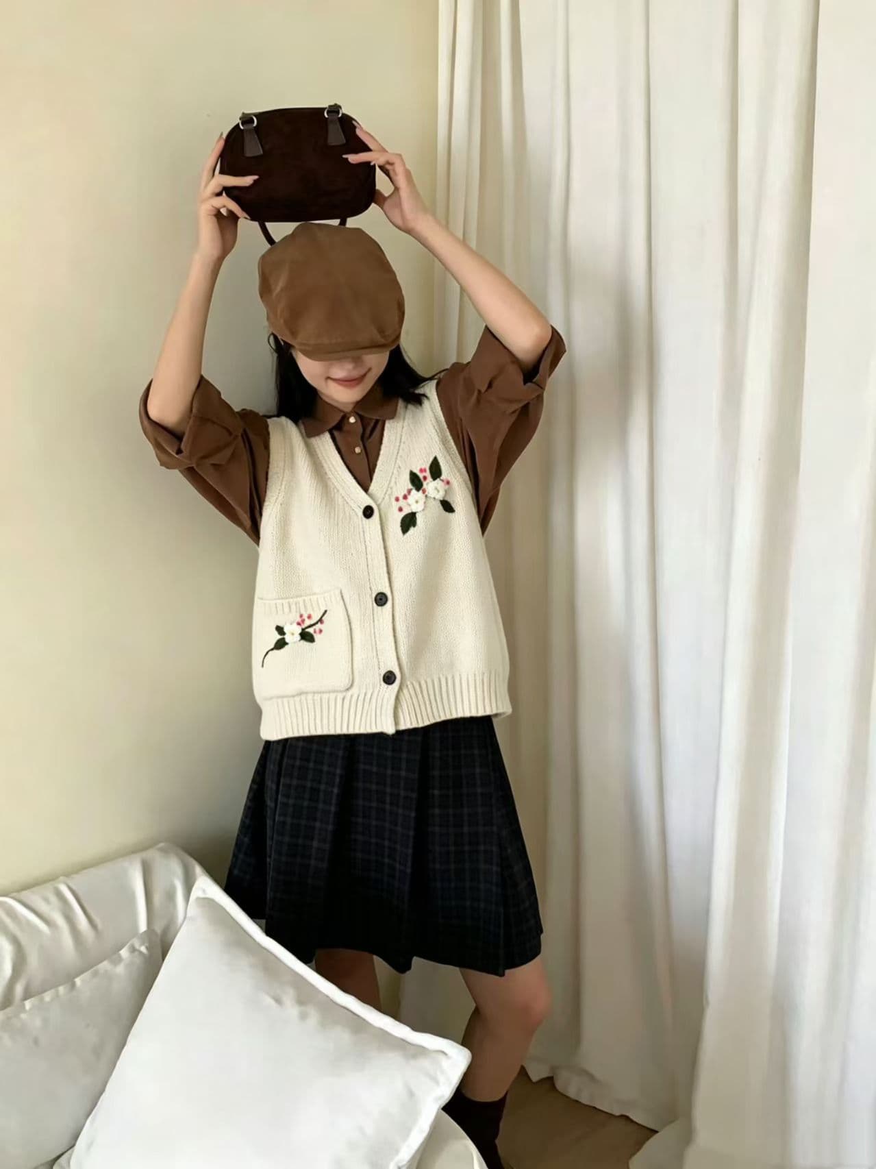 레트로 V넥 니트 오픈 가디건 베스트 조끼 여성 가을 겨울 새로운 부드러운 바람 꽃 자수 스택 착용 어깨 맨위 이미지 2