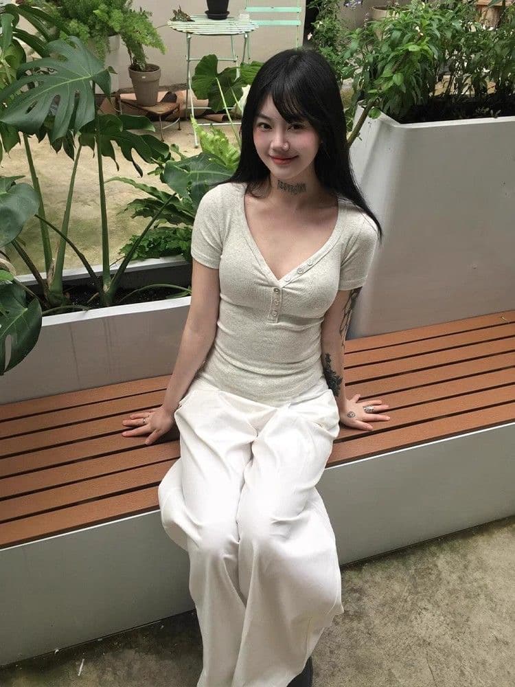 리브 크림 황색 V넥 반팔 티셔츠 여성 여름 한 부서 ins 몸매 가꾸기 슬림해 보이는 디자인 센스 다용도 핫걸 맨위 상세 이미지 3