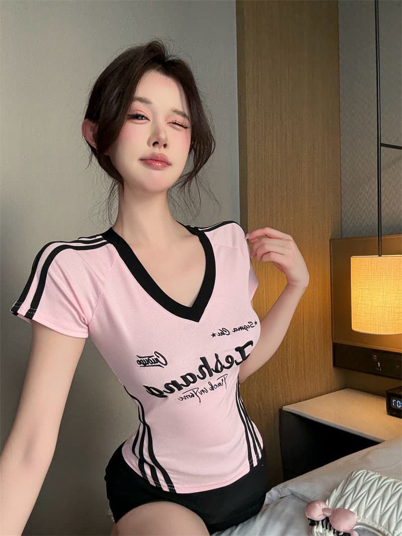 핫걸 V넥 배색 패치워크 고유 한 슈퍼 잘 생긴 티셔츠 여성 몸매 가꾸기 슬림해 보이는 알파벳 자수 쇼트 스타일 긍정적 인 어깨 의류 여름 상세 이미지 2