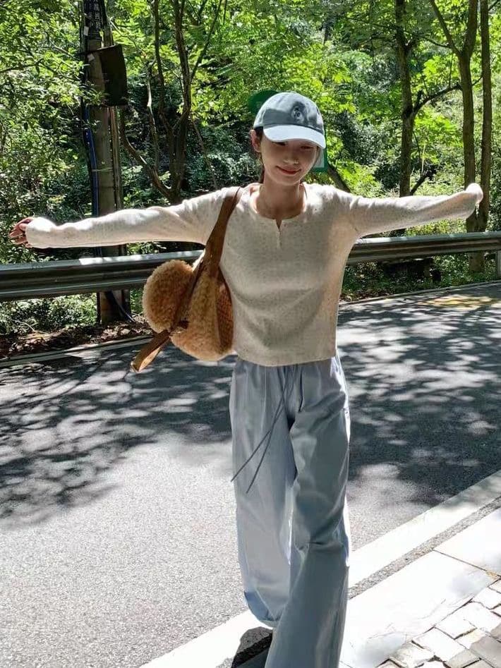 달콤한 핫걸 긴팔 긍정적 인 어깨 티셔츠 여성 가을 겨울철 몸매 가꾸기 슬림해 보이는 bm 바람 인사이드 가져 가라. 기본 셔츠 작은 꽃무늬 맨위 봄 상세 이미지 6