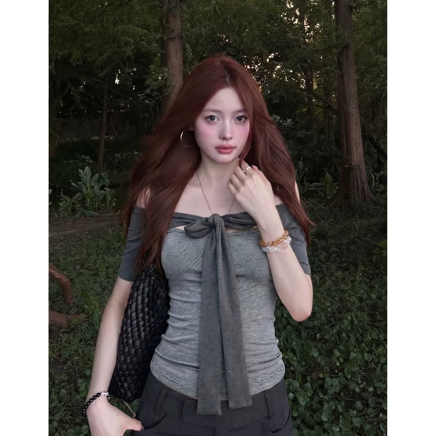 사람들 면 면 컬러 짜임 기사 회색 오프숄더 중간 소매 티셔츠 여성 여름 스트랩 몸매 가꾸기 디자인 센스 오프숄더 맨위 상세 이미지 4