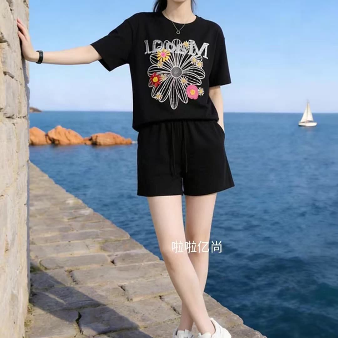 작은 대중 디자인 캐주얼 스포츠 슈트 여성 여름 새로운 패션 검정색 반팔 티셔츠 반바지 투피스 세트 이미지 4