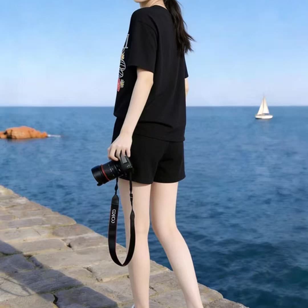 작은 대중 디자인 캐주얼 스포츠 슈트 여성 여름 새로운 패션 검정색 반팔 티셔츠 반바지 투피스 세트 상세 이미지 5