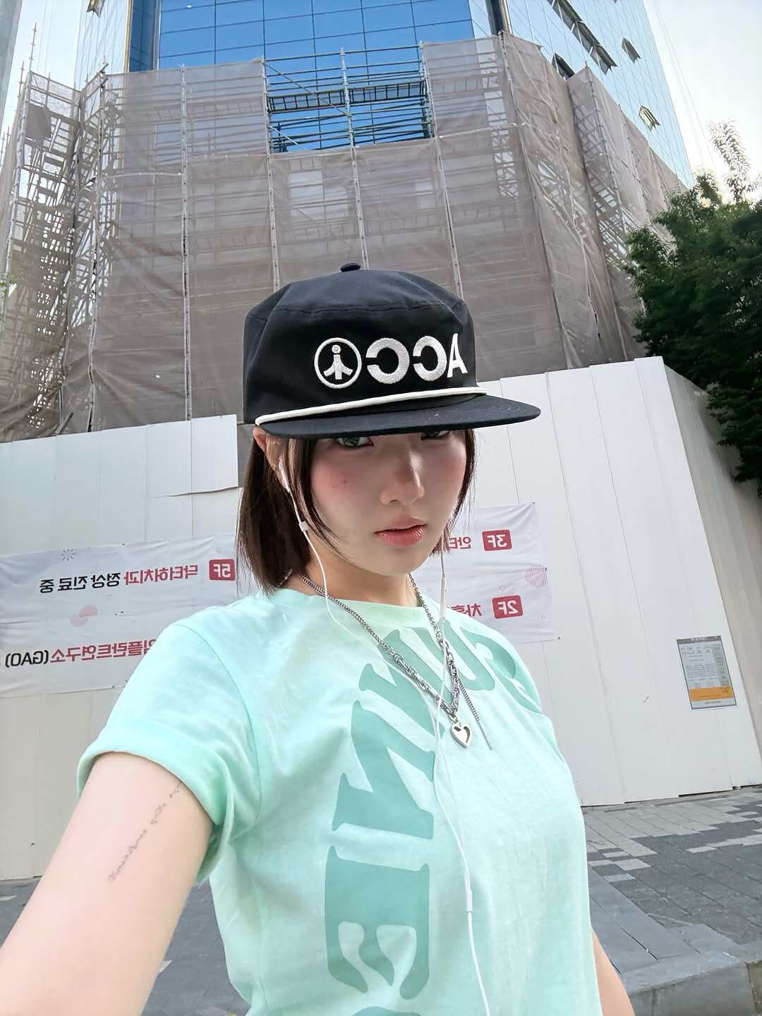 아메리칸 레트로 긍정적 인 어깨 라운드 넥 프린트 반팔 티셔츠 이미지 4