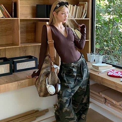 가을 새로운 핫걸 소매 커버 프린트 긴팔 티셔츠 여성 섹시함 몸매 가꾸기 슬림해 보이는 디자인 센스 쇼트 스타일 커피 색상 맨위 상세 이미지 2