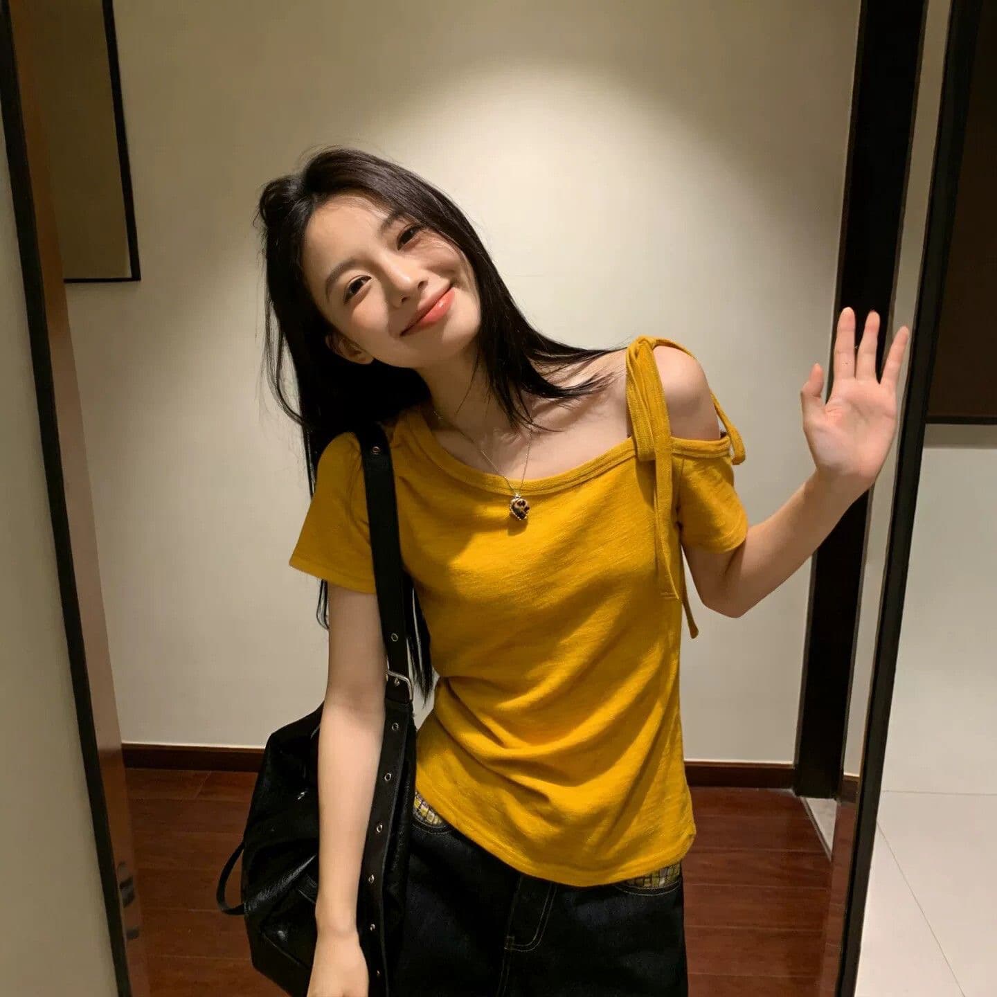 한 부서 핫걸 비스듬한 어깨 디자인 센스 스트랩 반팔 티셔츠