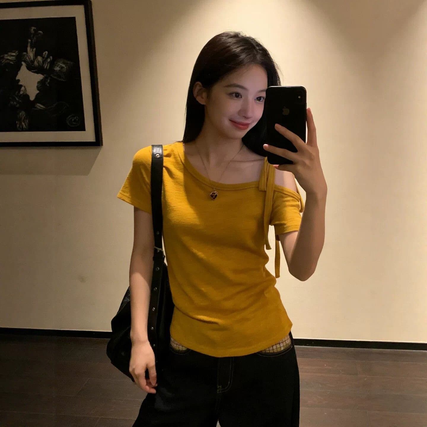 한 부서 핫걸 비스듬한 어깨 디자인 센스 스트랩 반팔 티셔츠 상세 이미지 2