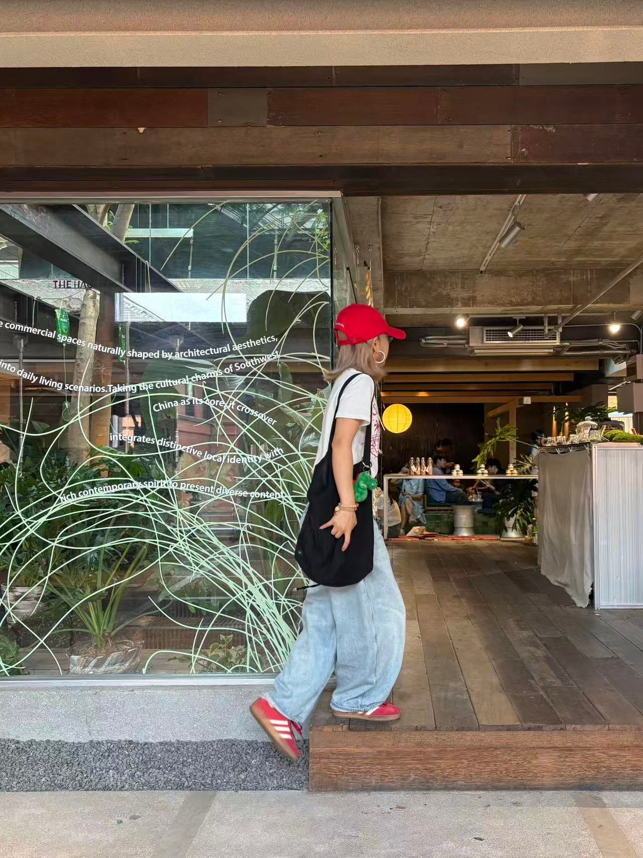 아메리칸 레트로 순면 몸매 가꾸기 긍정적 인 어깨 라운드 넥 프린트 반팔 티셔츠 이미지 3