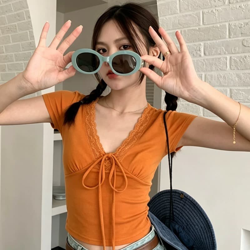 한 부서 레이스 조각 스트랩 V넥 반팔 티셔츠 여성 여름 새로운 핫걸 몸매 가꾸기 슬림해 보이는 긍정적 인 어깨 의류