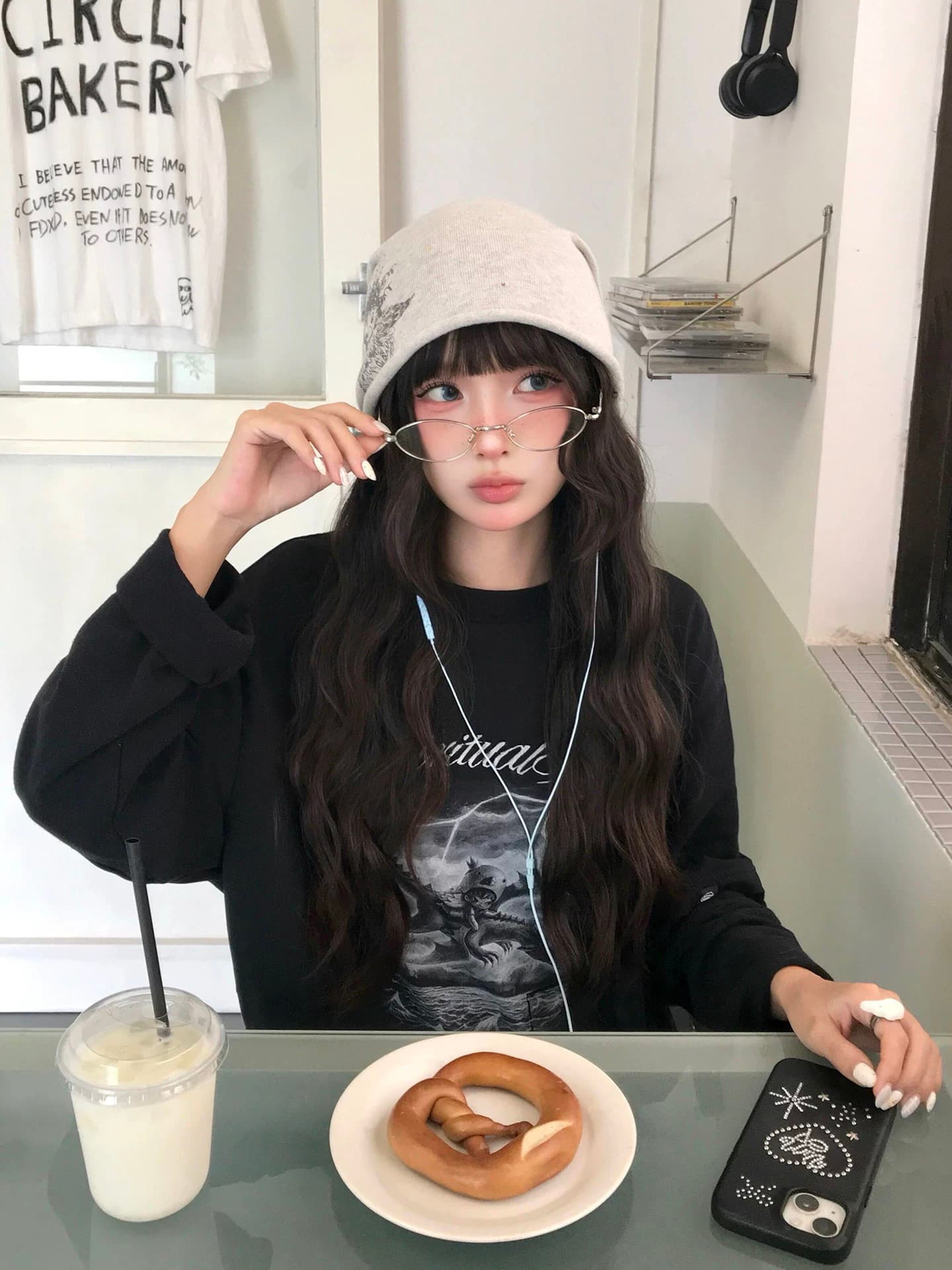 아메리칸 레트로 흑인과 백인 만화 패턴 알파벳 프린트 긴팔 티셔츠 여성 여름 작은 대중 트렌드 맨위 이미지 2