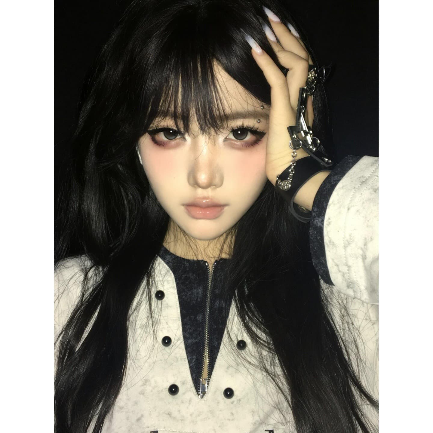 나이트 리스 요새 헨리 칼라 진주 버클 페이크 레이어드 V넥 긴 소매 티셔츠 후드티 이미지 2