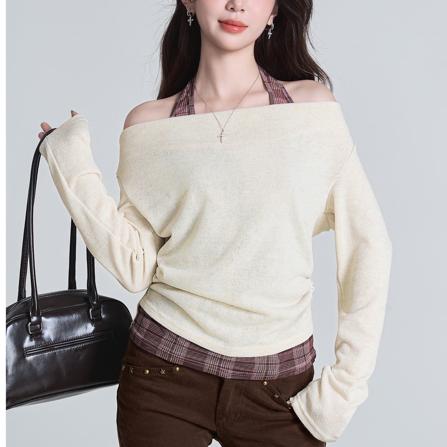 가을 새로운 핫걸 작은 대중 페이크 레이어드 패치워크 배색 오프숄더 티셔츠 여성 긴 소매 몸매 가꾸기 슬림해 보이는 쇼트 스타일 맨위