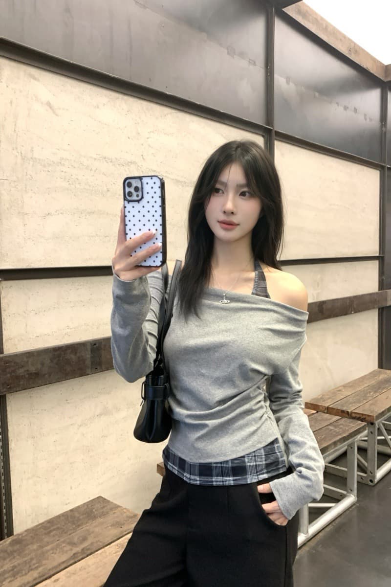 가을 새로운 핫걸 작은 대중 페이크 레이어드 패치워크 배색 오프숄더 티셔츠 여성 긴 소매 몸매 가꾸기 슬림해 보이는 쇼트 스타일 맨위 상세 이미지 3