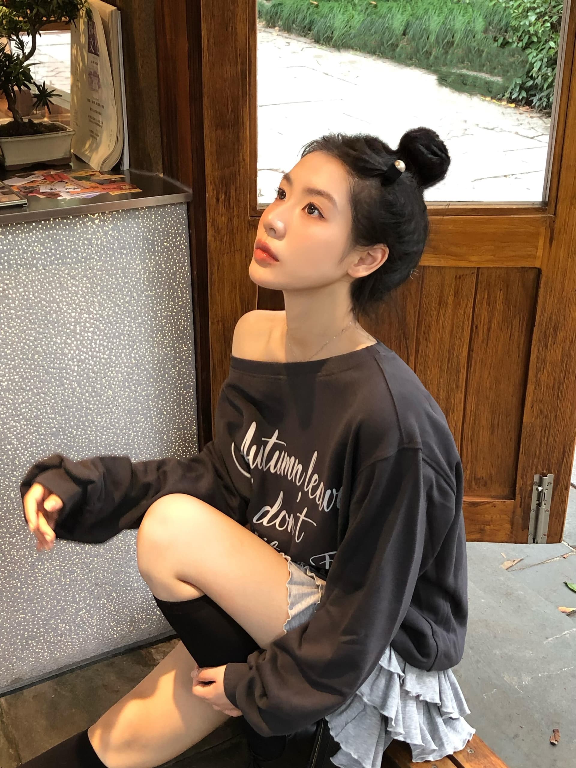 가을 겨울철 아메리칸 레트로 핫걸 비스듬한 어깨 프린트 루즈핏 후드티 상세 이미지 3