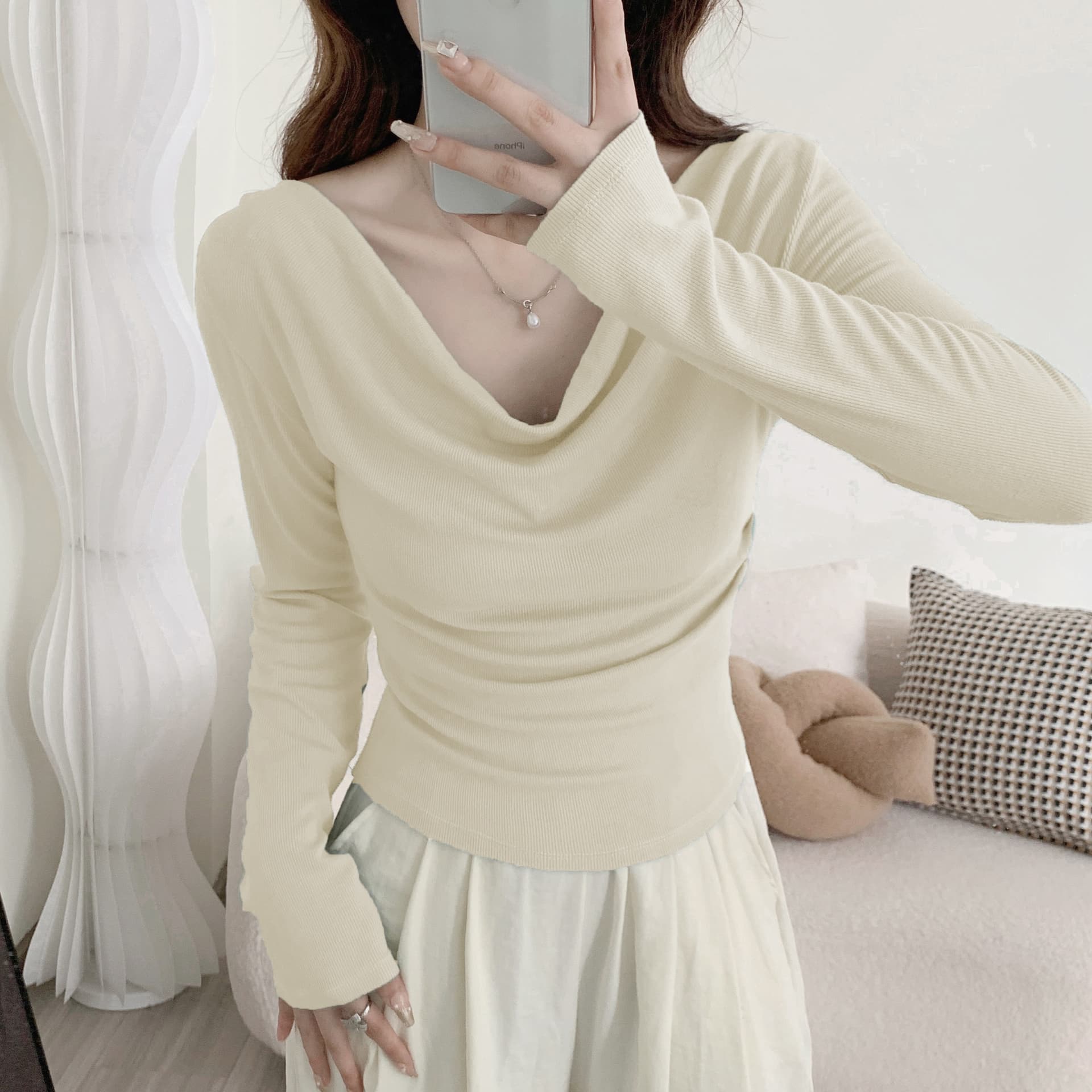 비스듬한 칼라 오프숄더 긴팔 티셔츠 여성 초기 봄 아름다운 품격 기본 셔츠 슬림해 보이는 인사이드 가져 가라. 달콤한 매운맛 오프숄더 맨위 이미지 2
