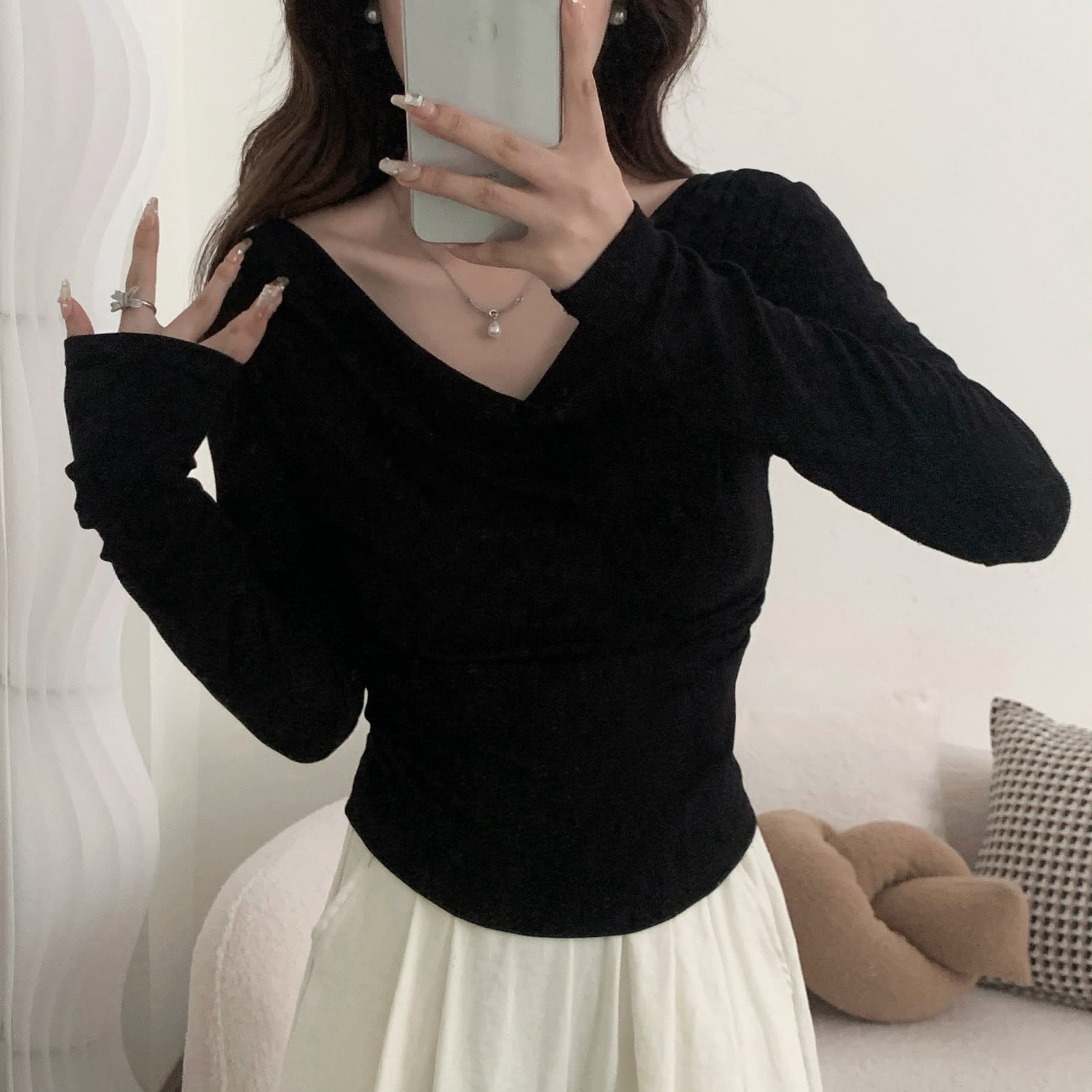 비스듬한 칼라 오프숄더 긴팔 티셔츠 여성 초기 봄 아름다운 품격 기본 셔츠 슬림해 보이는 인사이드 가져 가라. 달콤한 매운맛 오프숄더 맨위 이미지 4