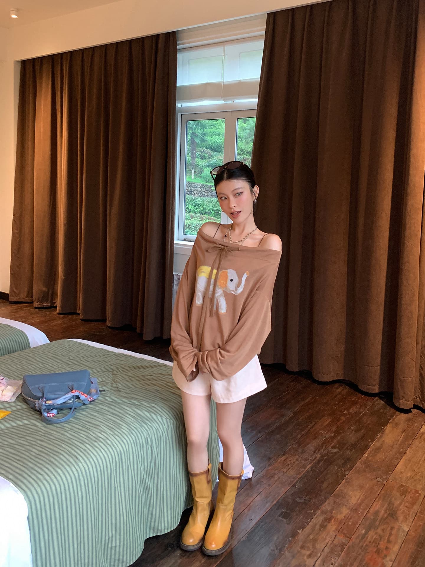 라이 경기 서울 프린트 스트랩 오프숄더 긴팔 티셔츠 여성 조기 가을 루즈핏 chic 오프숄더 커피 색상 맨위 상세 이미지 3