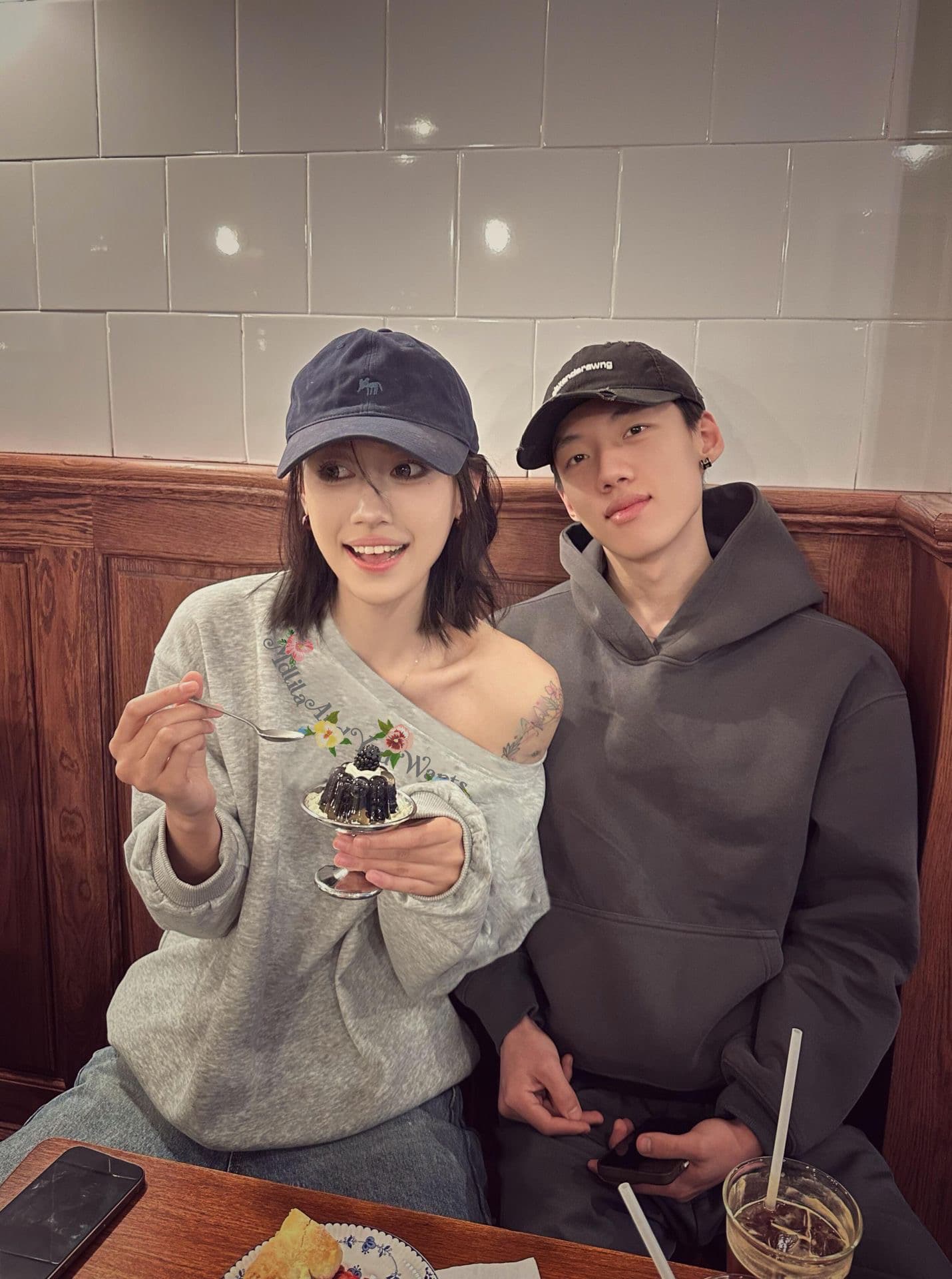 아메리칸 레트로 비스듬한 어깨 후드티 여성 가을 겨울 프린트 맨위 상세 이미지 5