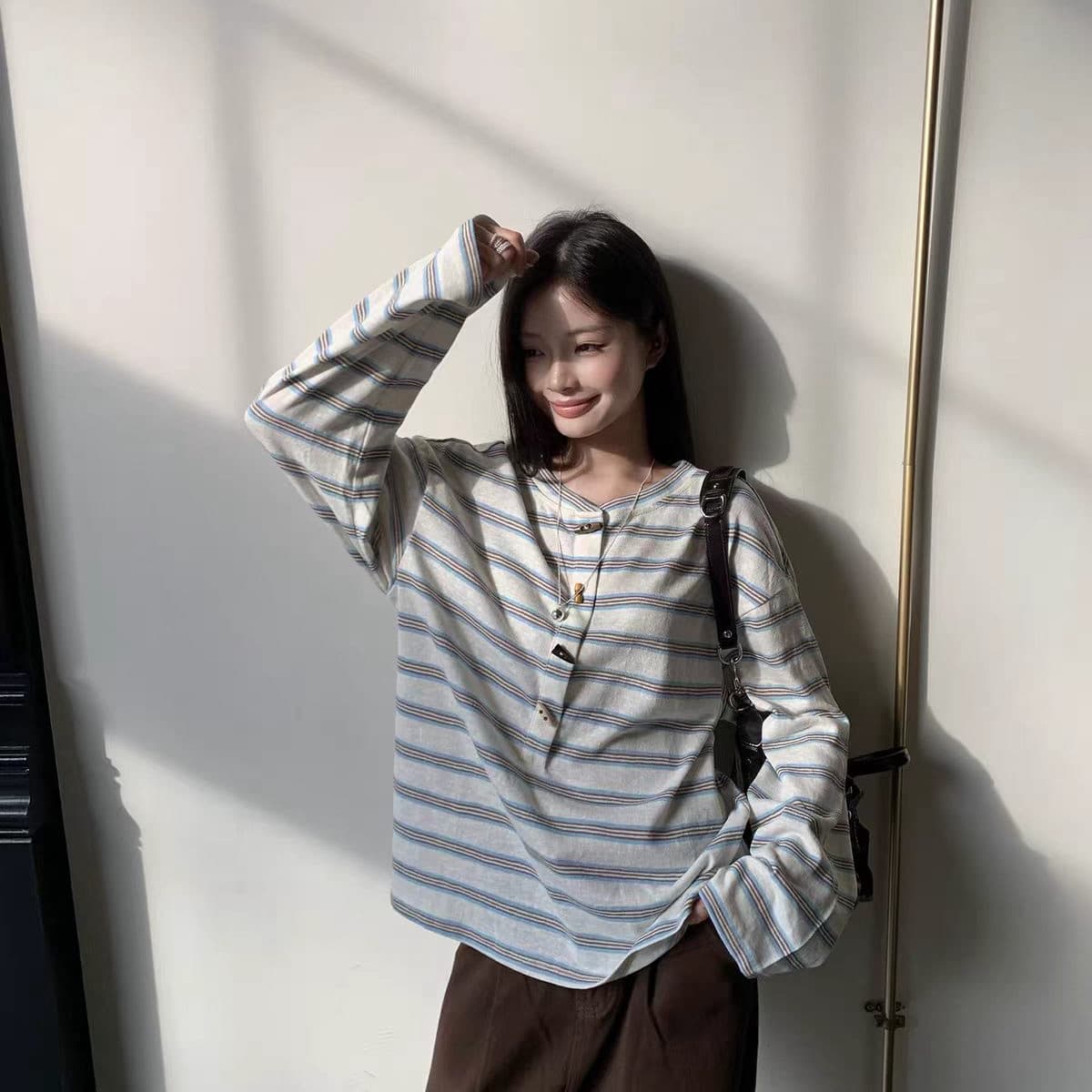 눈꽃 면 스트라이프 단추 한 부서 캠퍼스 바람 긴팔 티셔츠 여성 ins 슈퍼 화재 루즈핏 슬림해 보이는 맨위