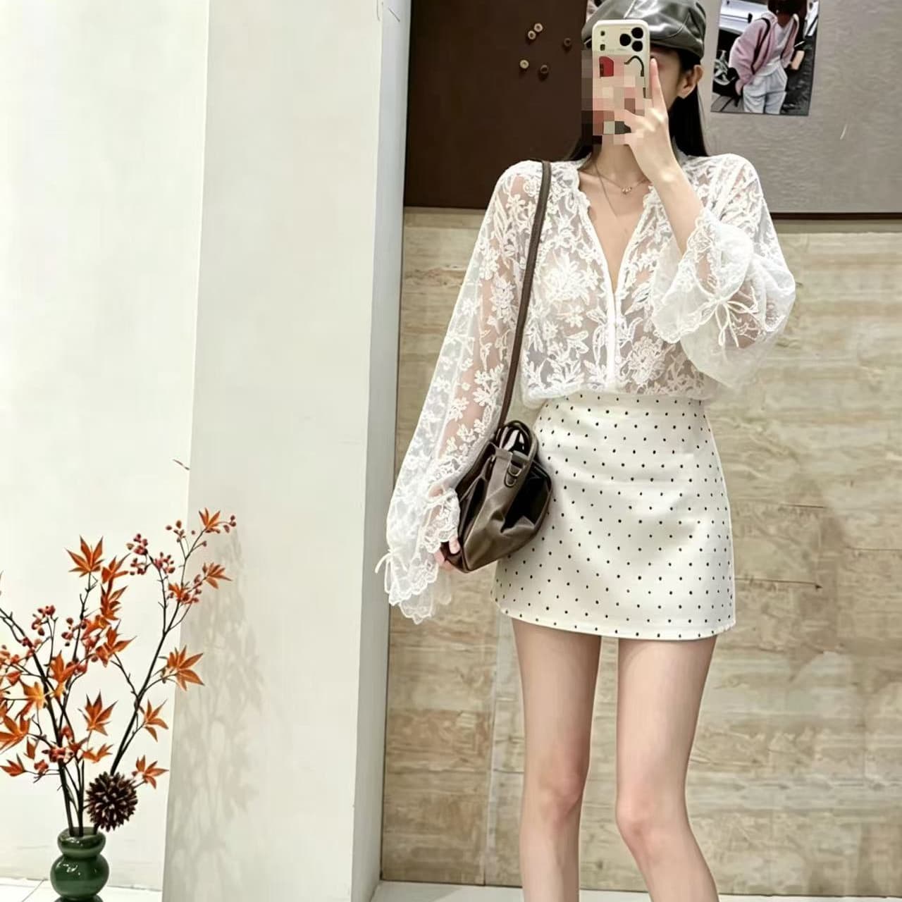 빅 사이즈 프랑스식 패션 고급 센스 V넥 홀로우 아웃 긴팔 레이스 여성 셔츠 가을 인사이드 가져 가라. 기본 셔츠