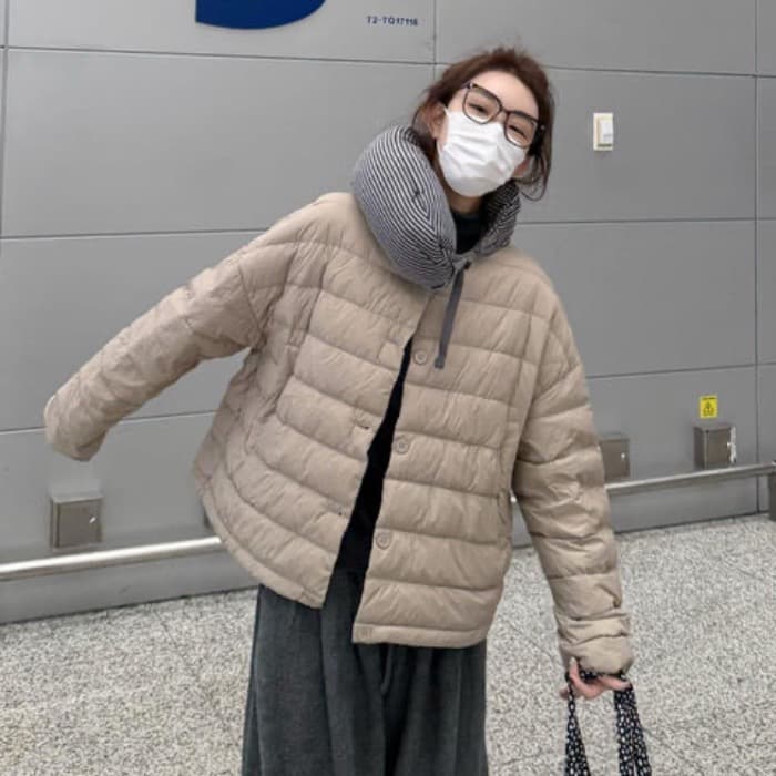 tyjr 겨울 새로운 2025 년 한국 스타일 루즈핏 라운드 넥 패션 얇고 가벼운 쇼트 스타일 다운 재킷 면 의류 여성 코트 이미지 3