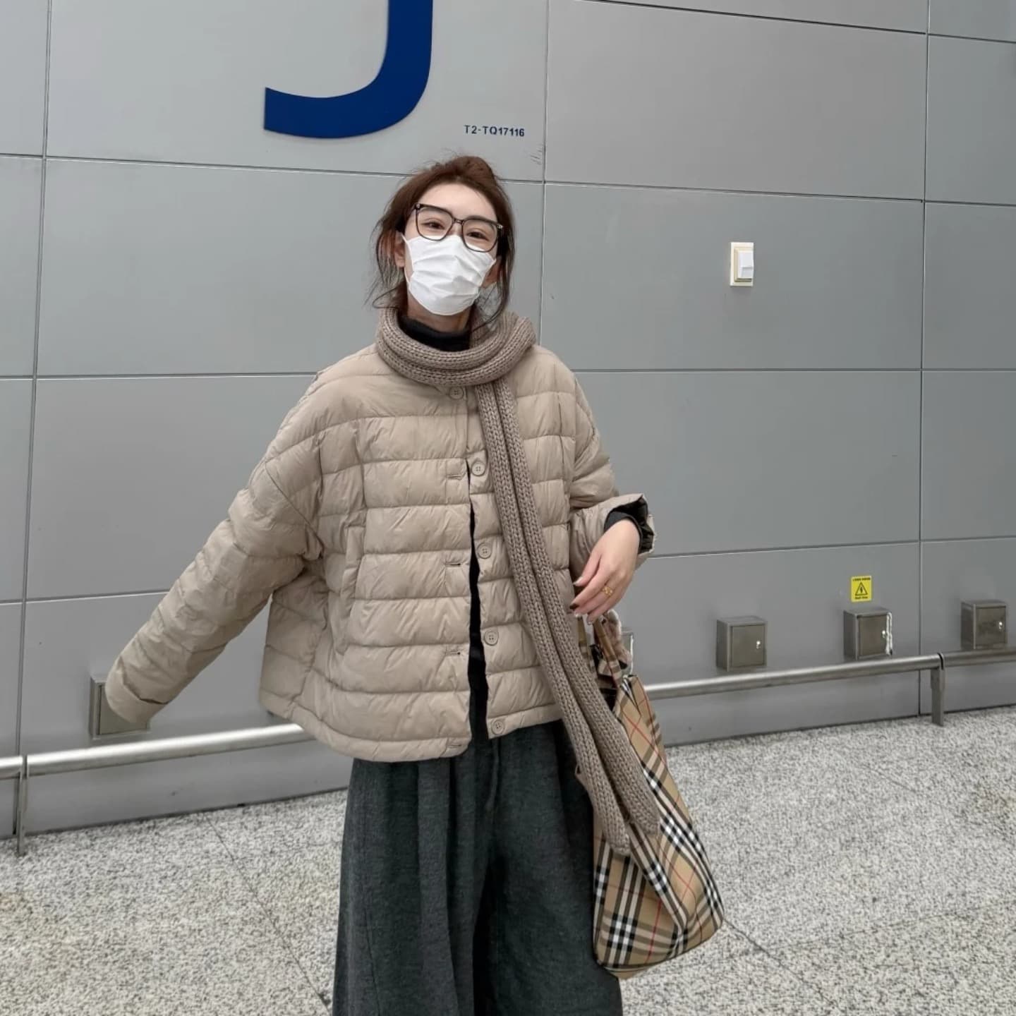 tyjr 겨울 새로운 2025 년 한국 스타일 루즈핏 라운드 넥 패션 얇고 가벼운 쇼트 스타일 다운 재킷 면 의류 여성 코트 상세 이미지 4