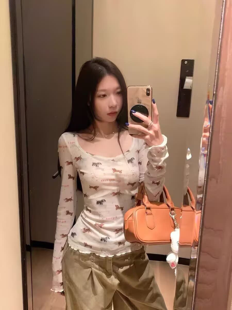 봄 달콤한 핫걸 재미있는 강아지 프린트 긴팔 티셔츠 여성 디자인 센스 몸매 가꾸기 기본 셔츠 Chic 인사이드 잡아라. 의류 상세 이미지 1