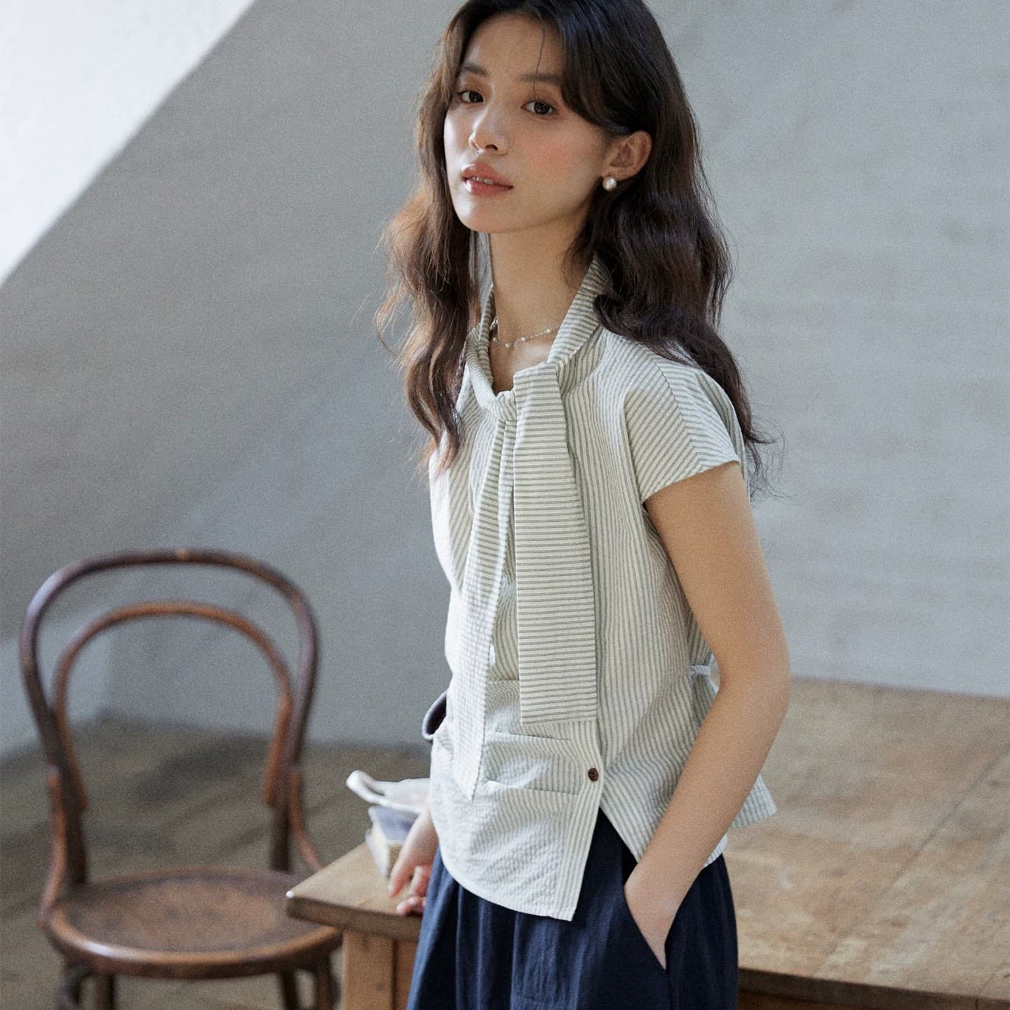 일상 세로 줄무늬 반팔 여성 셔츠 여름 비대칭 디자인 센스 리본 칼라 심지어 어깨 소매 맨위 이미지 2