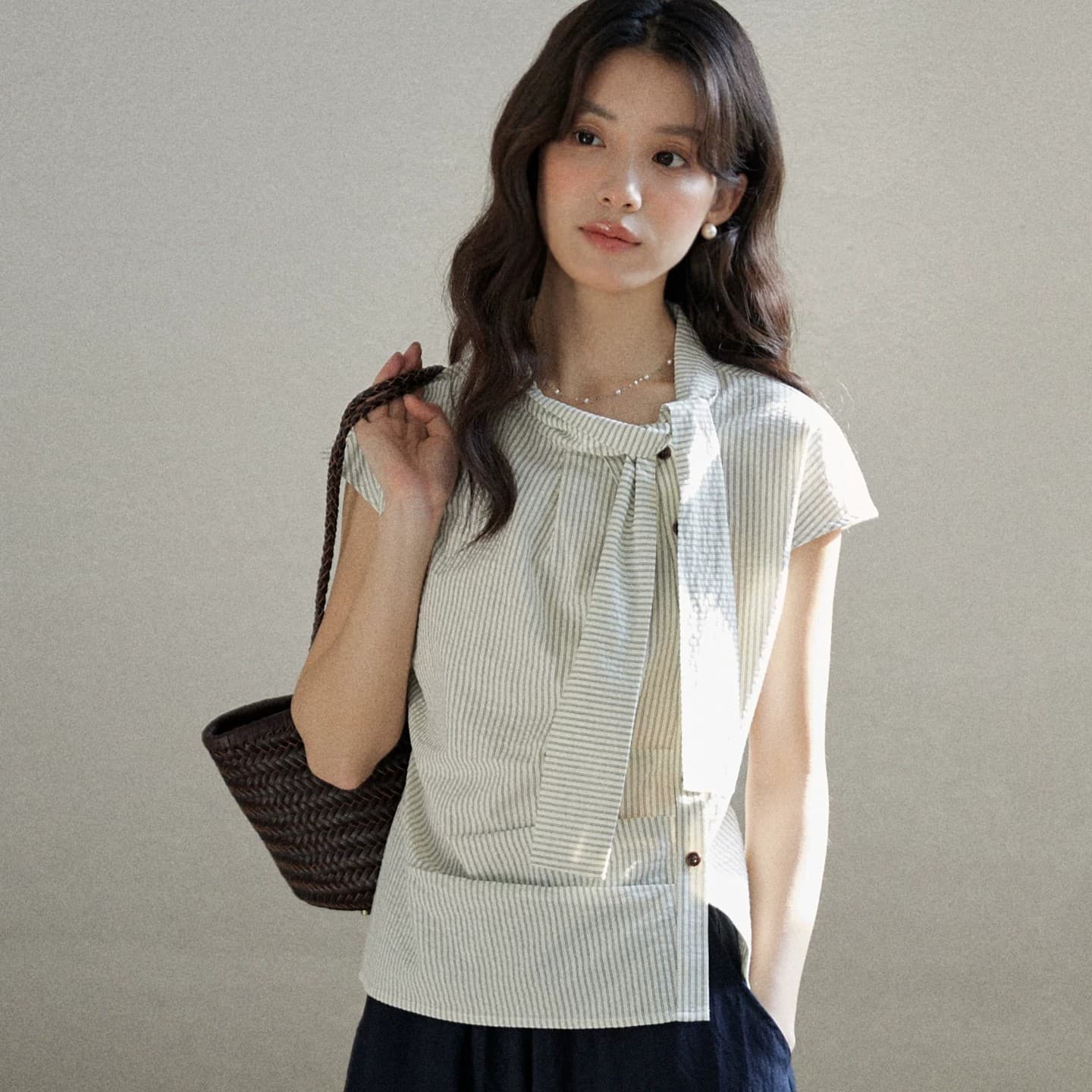 일상 세로 줄무늬 반팔 여성 셔츠 여름 비대칭 디자인 센스 리본 칼라 심지어 어깨 소매 맨위 이미지 5