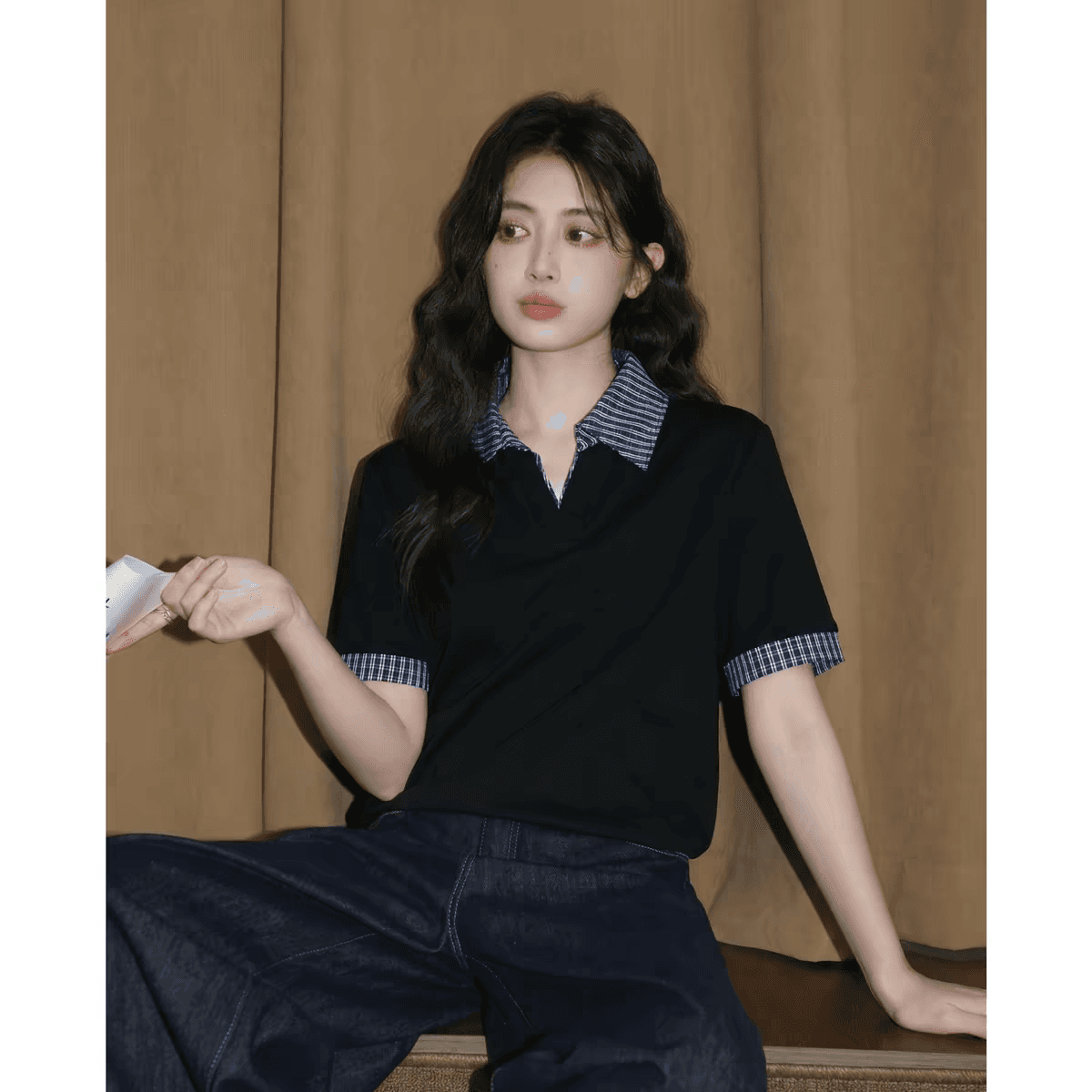 검정색 V넥 페이크 레이어드 반팔 티셔츠 여성 봄 여름 2026 새로운 체크무늬 패치워크 POLO 칼라 긍정적 인 어깨 동정 맨위