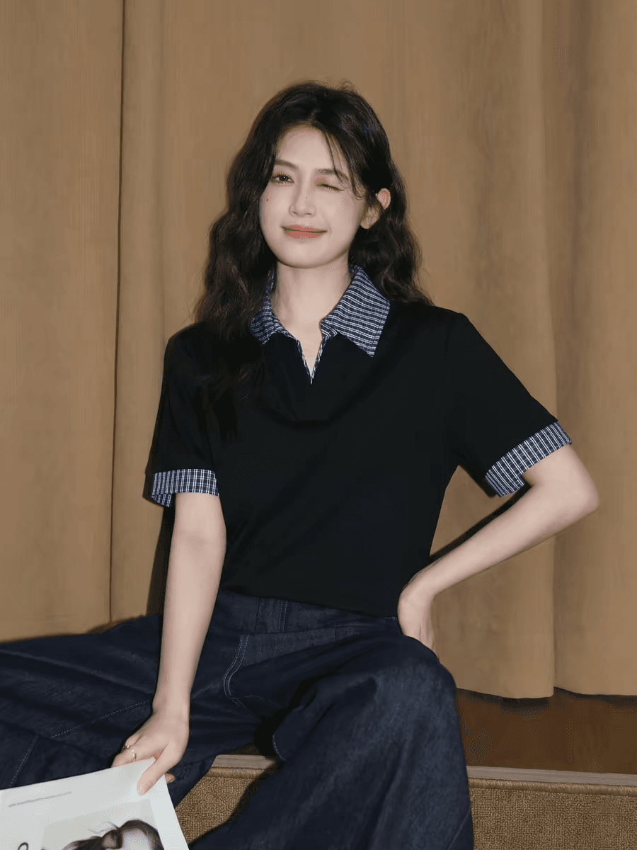 검정색 V넥 페이크 레이어드 반팔 티셔츠 여성 봄 여름 2026 새로운 체크무늬 패치워크 POLO 칼라 긍정적 인 어깨 동정 맨위 상세 이미지 3