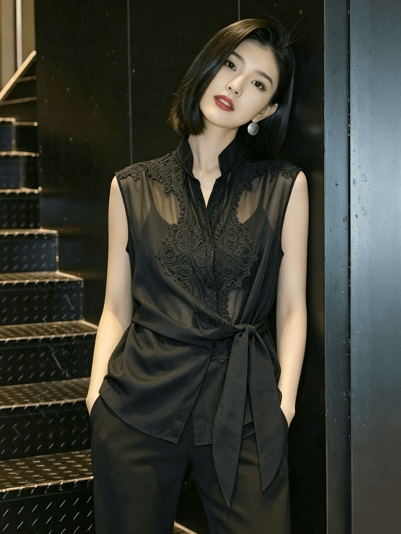 민소매 여성 셔츠 2026 여름 새로운 한국 스타일 몸매 가꾸기 V넥 맨위 디자인 센스 레이스 자수 매듭이 달린 셔츠