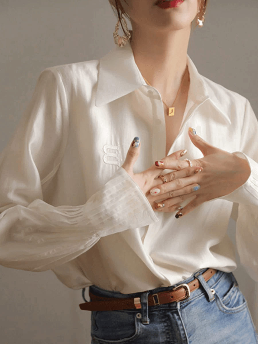 화이트 긴팔 여성 셔츠 봄 가을 2026 년 새로운 프랑스식 레트로 주름 새틴 나팔 소매 POLO 칼라 셔츠