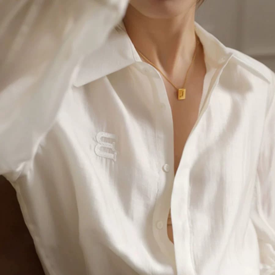 화이트 긴팔 여성 셔츠 봄 가을 2026 년 새로운 프랑스식 레트로 주름 새틴 나팔 소매 POLO 칼라 셔츠 이미지 5
