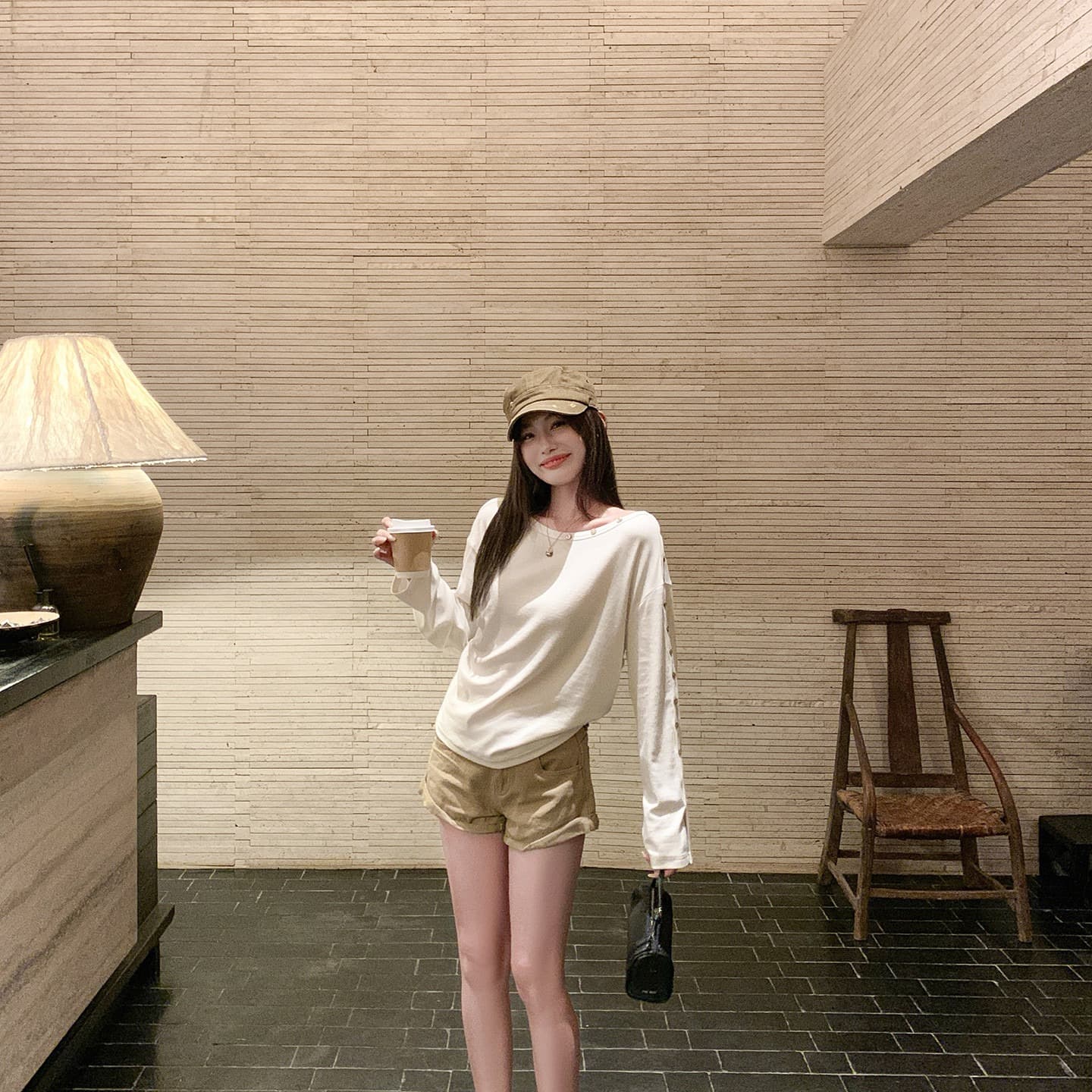 한 번 작은 짭짤한 화이트 단추 비스듬한 어깨 긴팔 티셔츠 여성 이른 가을 핫걸 루즈핏 작은 대중 디자인 센스 오프숄더 맨위 이미지 4