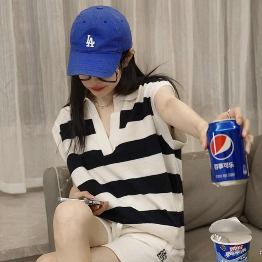 흑백 줄무늬 POLO 칼라 니트 반팔 티셔츠 여성 여름 디자인 센스 작은 대중 루즈핏 V넥 얼음 실크 민소매 맨위 이미지 5