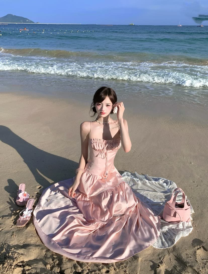 여름 해변가 휴가 바람 핑크색 새틴 슬립 드레스 여성 부드러운 디스플레이 화이트 펌프 Pleat 튜브탑 품격 드레스 롱 스커트 상세 이미지 3