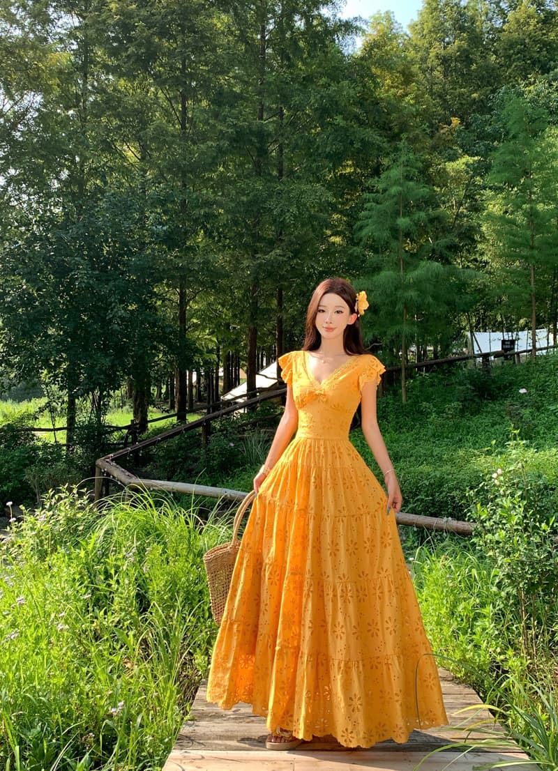 여름 화이트 자수 드레스 신강 초원 휴가 롱 스커트 슬림해 보이는 허리 수축 휴가 바람 화이트 요정 치마 상세 이미지 8