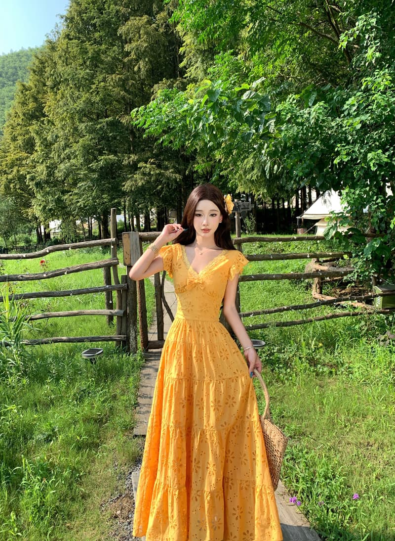 여름 화이트 자수 드레스 신강 초원 휴가 롱 스커트 슬림해 보이는 허리 수축 휴가 바람 화이트 요정 치마 상세 이미지 19