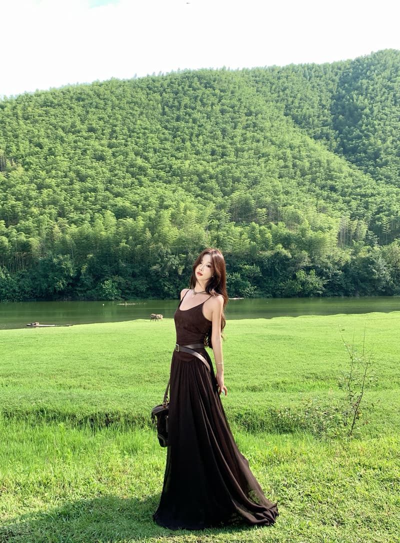 산계 감기 바람 깊은 커피 색상 슬립 롱 스커트 여성 여름 새로운 허리 수축 슬림해 보이는 품격 휴가 바람 드레스 초원 상세 이미지 3