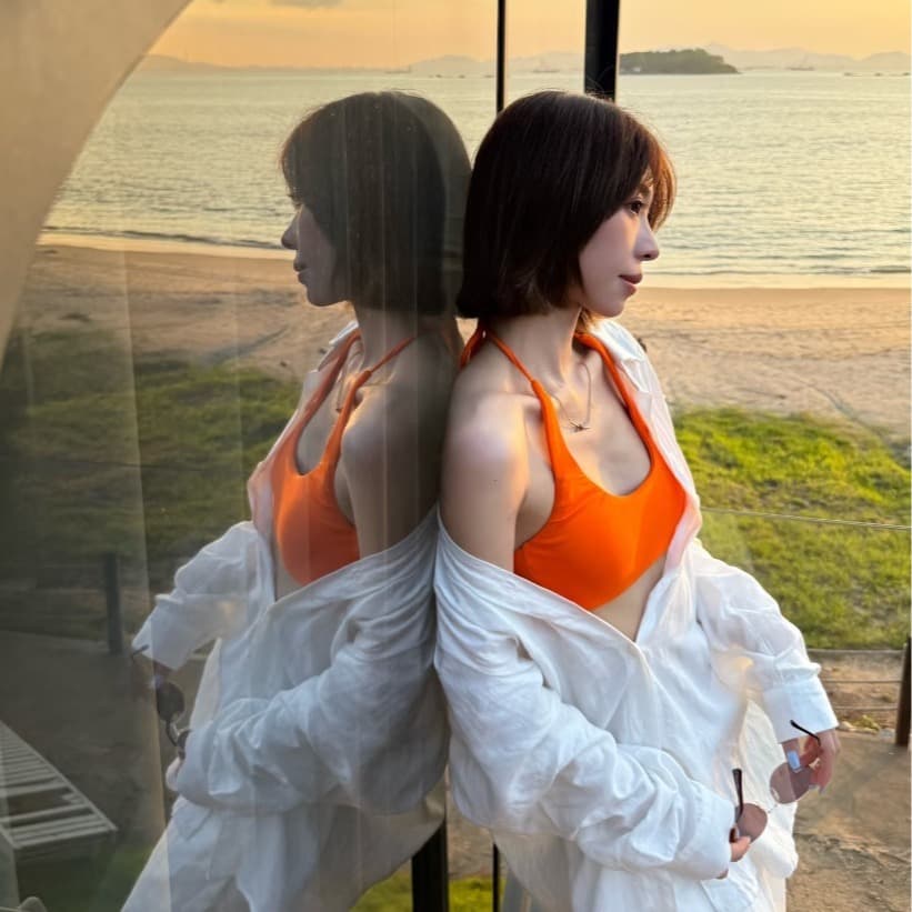 해변가 휴가 세 조각 여성 세트 화이트 느슨함 자외선 차단 셔츠 와이드 레그 팬츠 주황색 행침 목 수영복 세트 해변 이미지 5